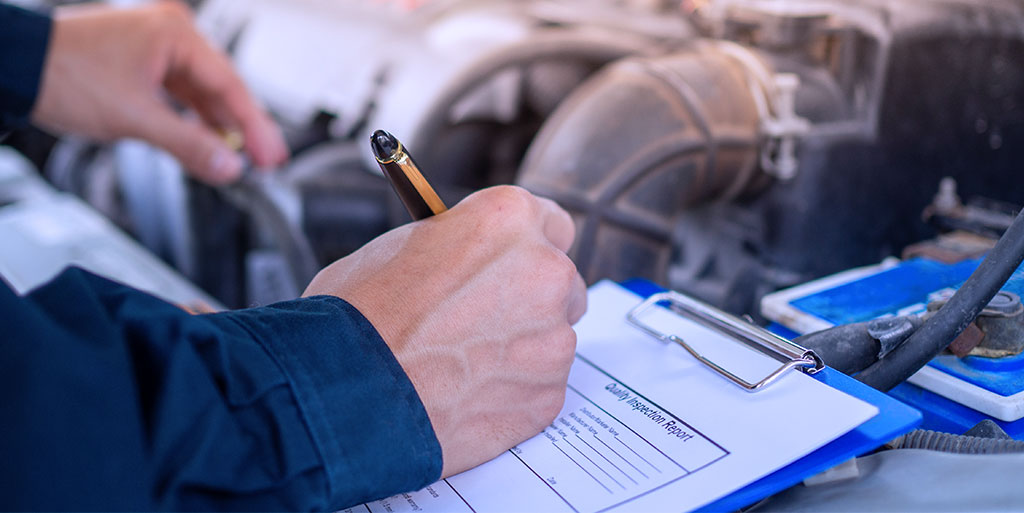 Contrato de serviço sendo assinado em oficina